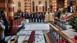 Obraz zawieraj�cy pogrzeb, ubrania, osoba, choinka

Opis wygenerowany automatycznie