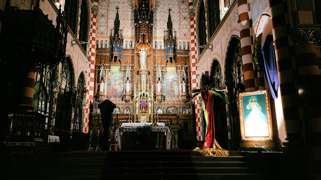 Obraz zawieraj�cy budynek, miasto, ko�ci�, na wolnym powietrzu

Zawarto�� wygenerowana przez AI mo�e by� niepoprawna.