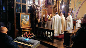 Obraz zawieraj�cy w pomieszczeniu, pianino/fortepian, ko�ci�, osoba

Opis wygenerowany automatycznie