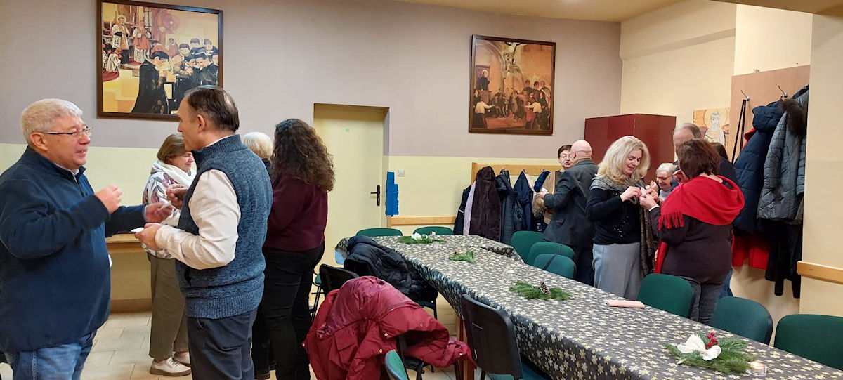 Obraz zawieraj�cy ubrania, osoba, �ciana, w pomieszczeniu

Zawarto�� wygenerowana przez AI mo�e by� niepoprawna.