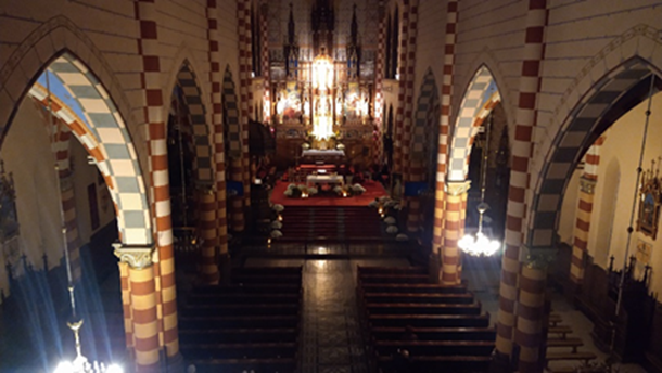 Obraz zawieraj�cy ko�ci�, �wieca, budynek, sklepienie

Opis wygenerowany automatycznie