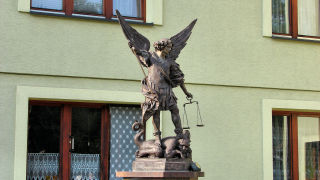 Obraz zawieraj�cy rze�ba, na wolnym powietrzu, okno, Rze�ba z br�zu

Opis wygenerowany automatycznie