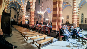 Obraz zawieraj�cy budynek, meble, arkada, przej�cie

Opis wygenerowany automatycznie