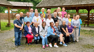 Obraz zawieraj�cy ubrania, osoba, na wolnym powietrzu, u�miech

Opis wygenerowany automatycznie